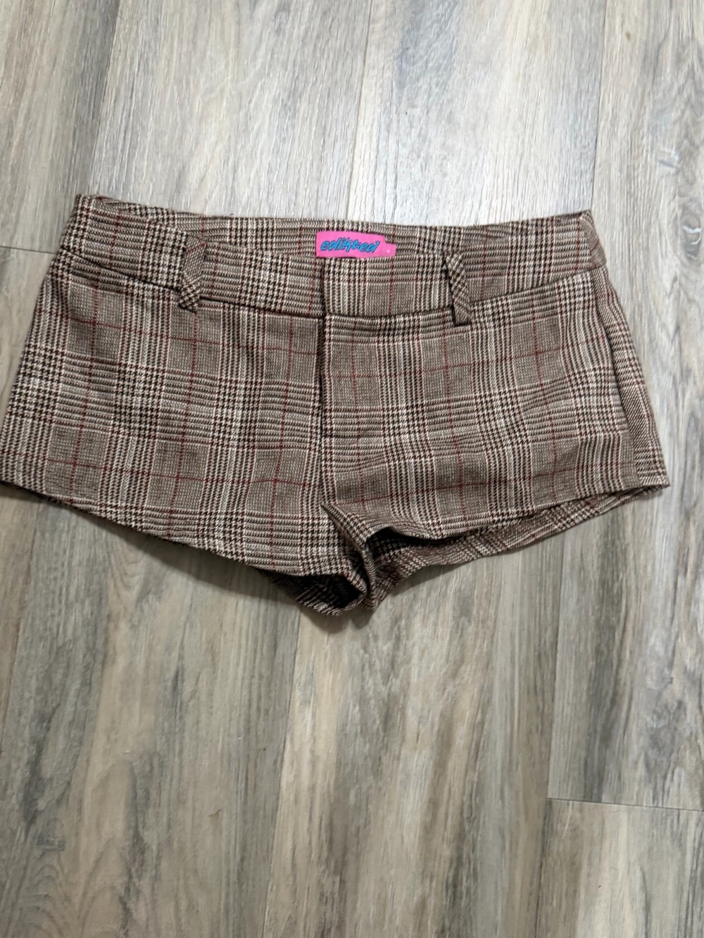 EDIKTED micro Tailored Women’s MINI Shorts - Brown Plaid